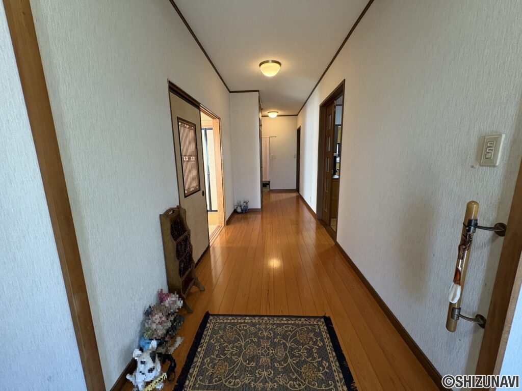 玄関ホールです。廊下も広々としております。
