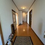 玄関ホールです。廊下も広々としております。