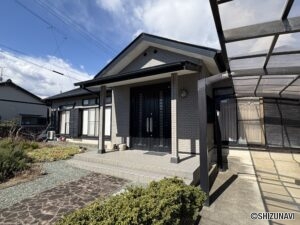 建物全体の写真です。玄関までのアプローチもオシャレです。