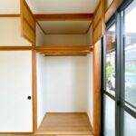 【リフォーム後／和室収納】和室の収納はハンガーポール付きです。丈の長いコートなど、お洋服をたっぷり収納できそうですね。