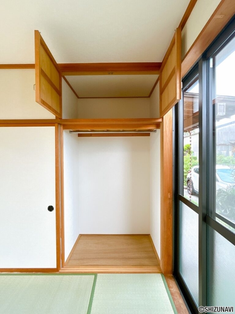 【リフォーム後／和室収納】和室の収納はハンガーポール付きです。丈の長いコートなど、お洋服をたっぷり収納できそうですね。