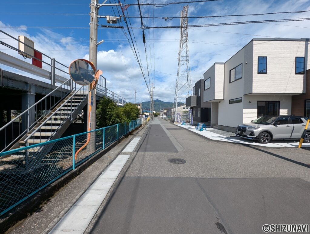 正面道路右の画像です。