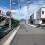 正面道路右の画像です。