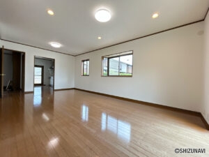 【リフォーム済/リビング】クロス張替え、照明の交換を行いました。