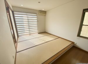 リビングは小上がりの畳スペースがございます。