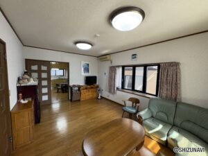 リビングからダイニングまでの全体の写真です。