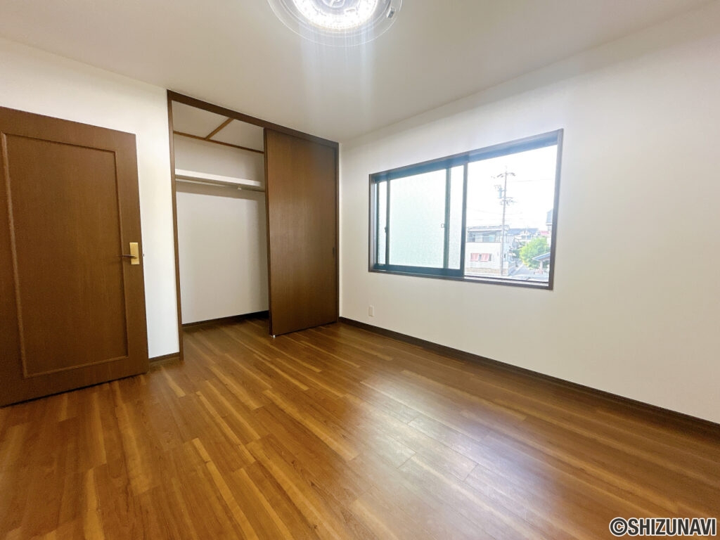 【リフォーム済/2階洋室(北東側)】フロアタイル上張、クロス張替、照明交換を行いました。