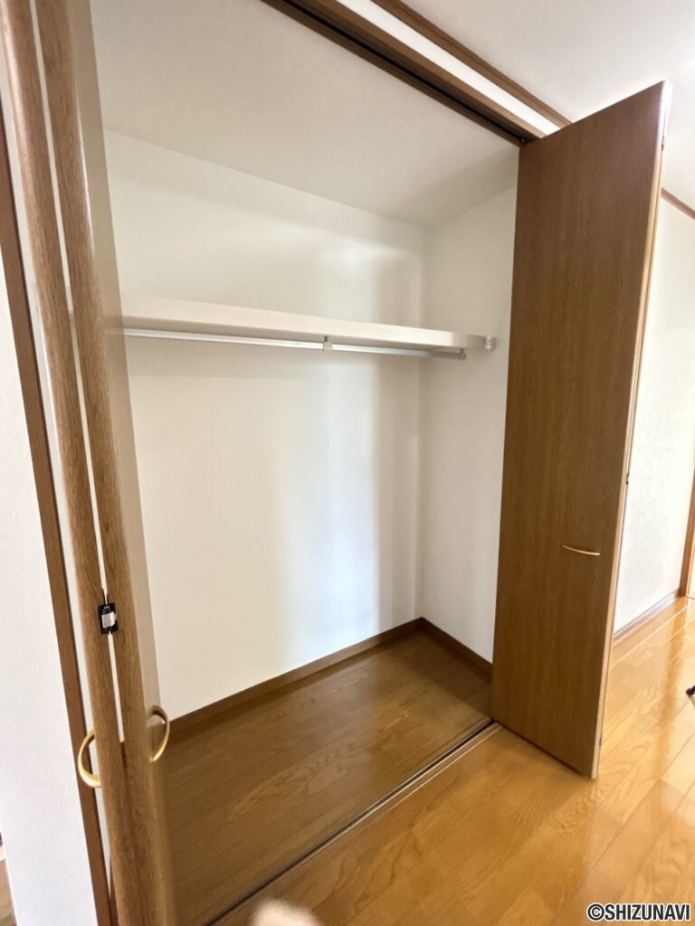【廊下/収納】既存の棚を撤去し、新しい枕棚・ポールを設置しました。