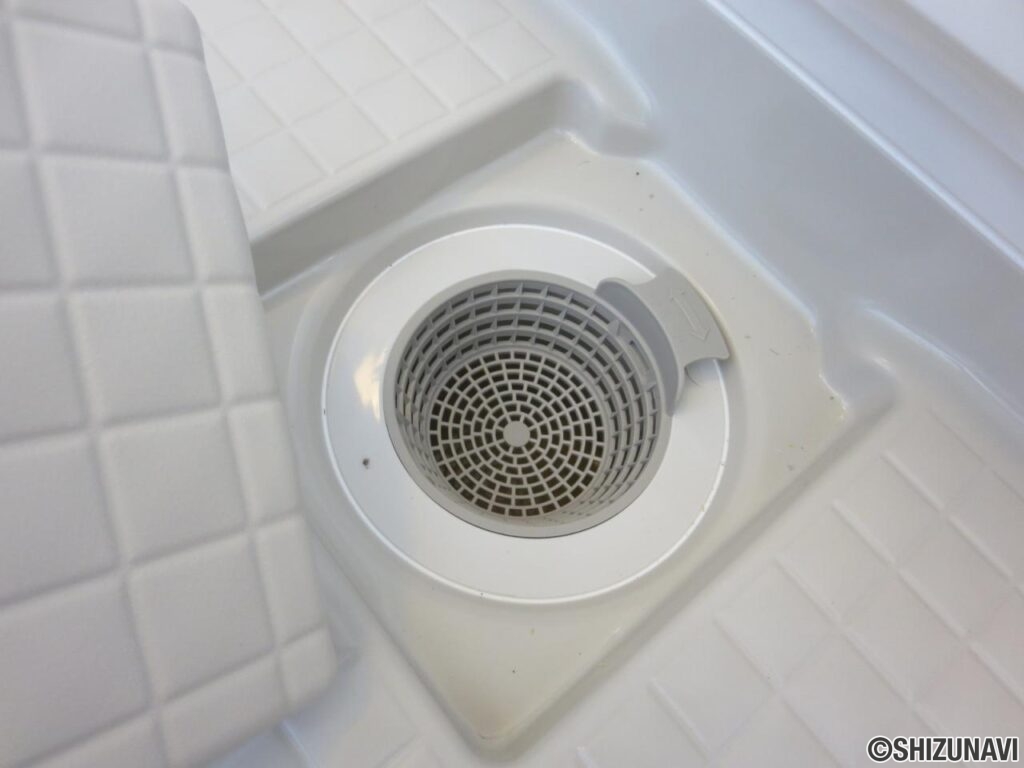 【同仕様写真／ユニットバス】新品交換するユニットバスの排水口は、流れる水の力だけで髪の毛をキレイにまとめてくれ、簡単に捨てられるのでお掃除がラクにできます。