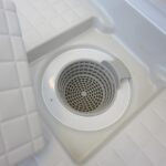 【同仕様写真／ユニットバス】新品交換するユニットバスの排水口は、流れる水の力だけで髪の毛をキレイにまとめてくれ、簡単に捨てられるのでお掃除がラクにできます。