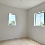 【２号棟】１階洋室　扉が引き込み戸になっており、LDKとの連続した空間としてもご利用いただけます
