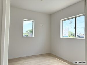 【２号棟】１階洋室　扉が引き込み戸になっており、LDKとの連続した空間としてもご利用いただけます