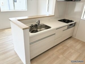 【２号棟】キッチン　３口のガスコンロのため複数の料理を同時に調理することに向いています