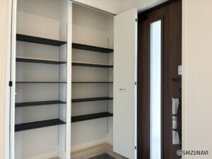 【２号棟】玄関内　可動棚の収納が2つあるため靴の種類・数が多くても収納に困りません