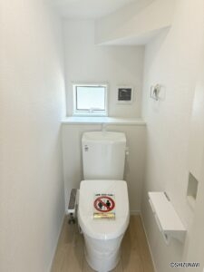 【２号棟】１階トイレ　埋め込み収納があるため備品の置き場所に困りません