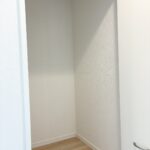 【２号棟】２階廊下物入　腰下あたりの高さの収納ですが、奥行があるため収納量は多いです