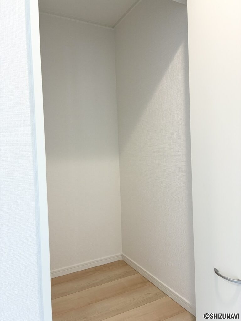 【２号棟】２階廊下物入　腰下あたりの高さの収納ですが、奥行があるため収納量は多いです