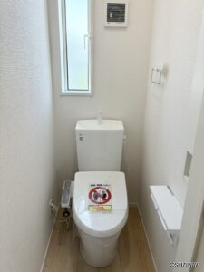 【２号棟】２階トイレ　埋め込み収納があるため備品の置き場所に困りません
