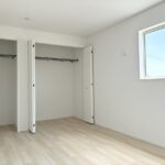 【２号棟】２階南東洋室　西側バルコニーに出ることができ、南側に大きなまどがあるのでとても明るい空間となっています
