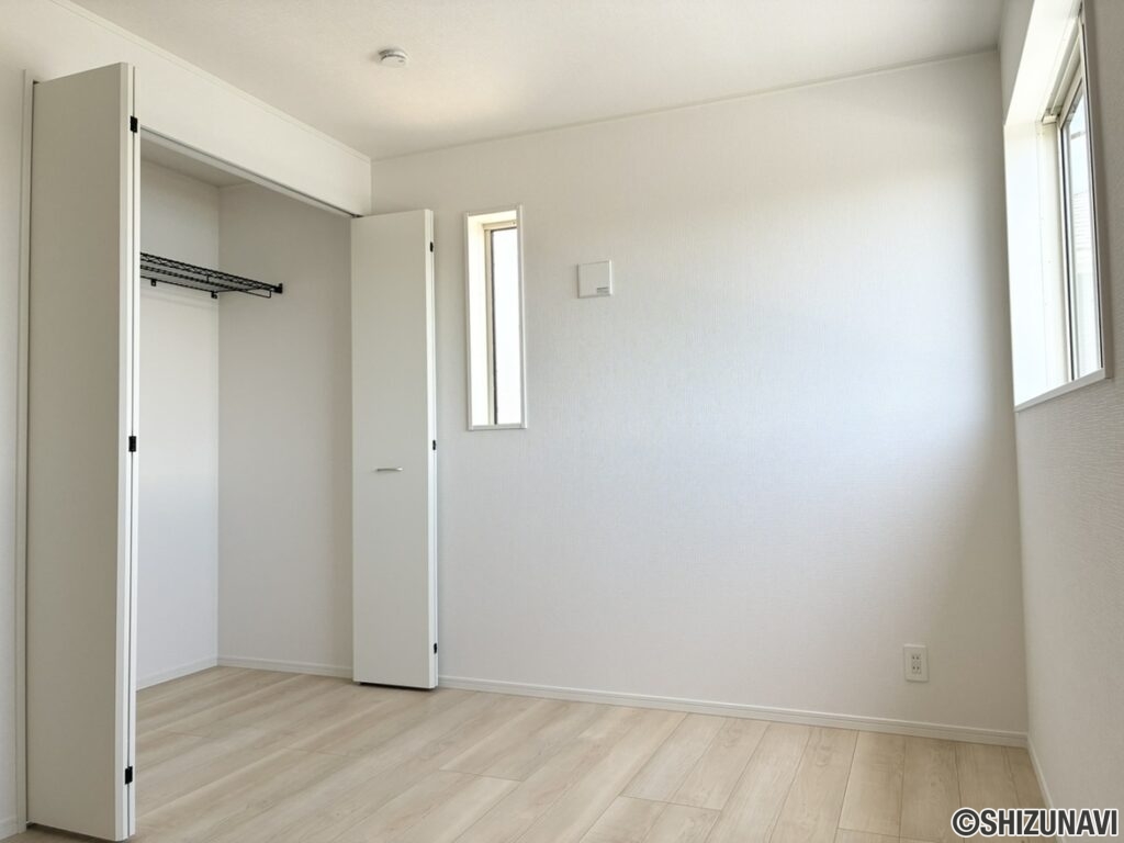 【２号棟】２階北東洋室　北側の部屋ですが、2面採光のため光は十分に入ります