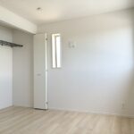 【２号棟】２階北東洋室　北側の部屋ですが、2面採光のため光は十分に入ります