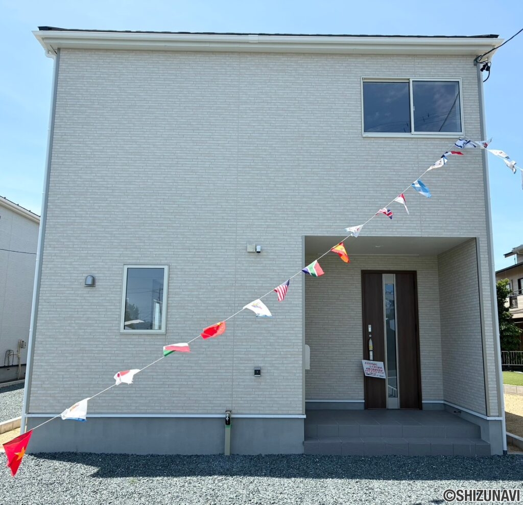 【２号棟】建物外観　おしゃれな採光窓付きの玄関扉です