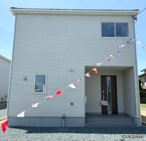 【２号棟】建物外観　おしゃれな採光窓付きの玄関扉です