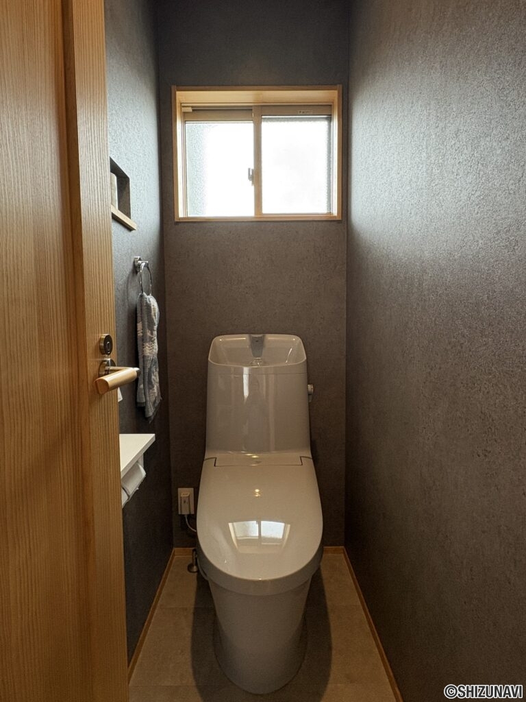 2階のトイレです。1階と違い、シックなグレーの配色です。