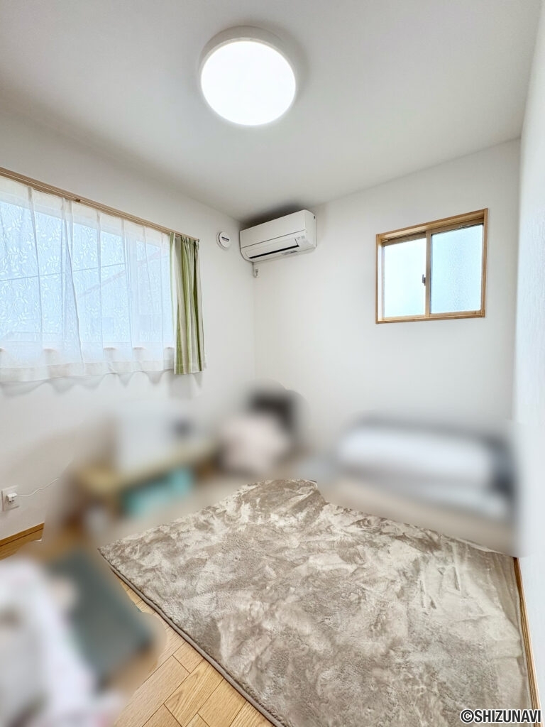 2階の5.0帖の洋室です。