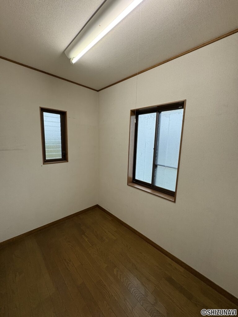 2階の納戸です。収納に便利です。