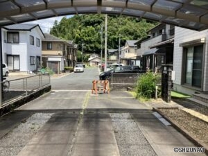 雨から車を守るカーポート付き♪