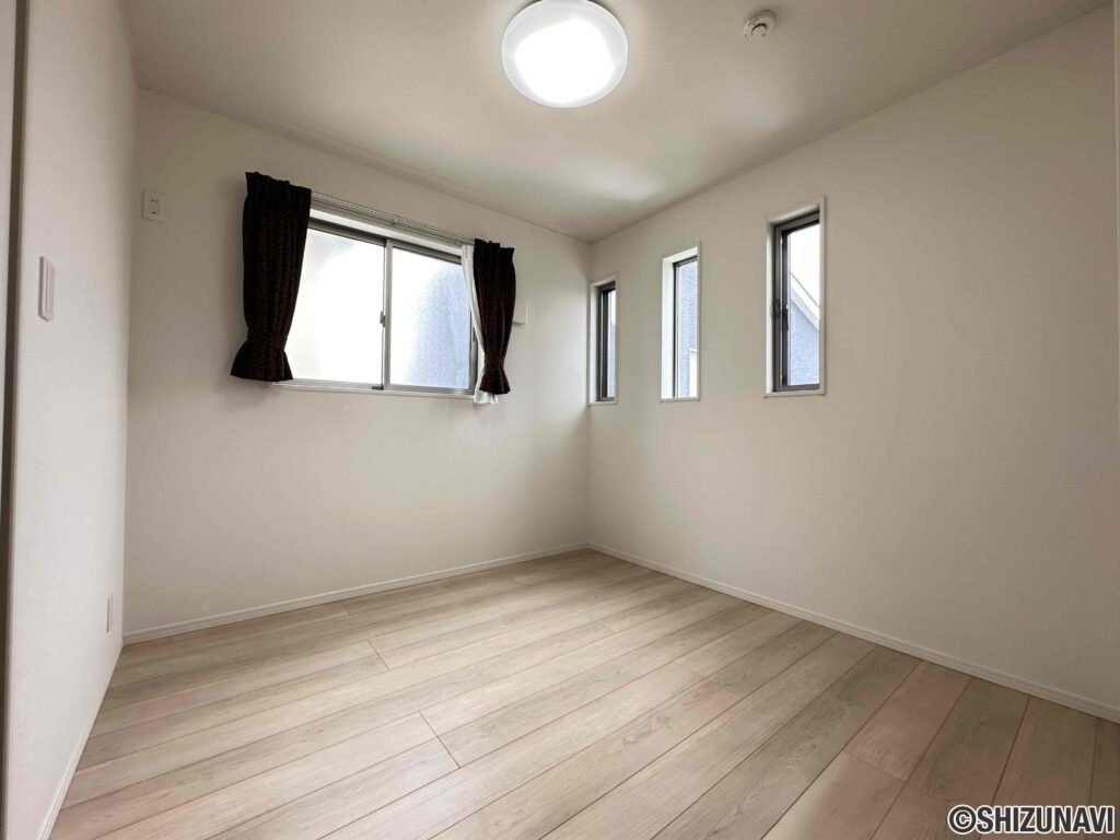 ２F洋室4.5帖。北側のお部屋ですが、２面採光で明るさを確保しています。