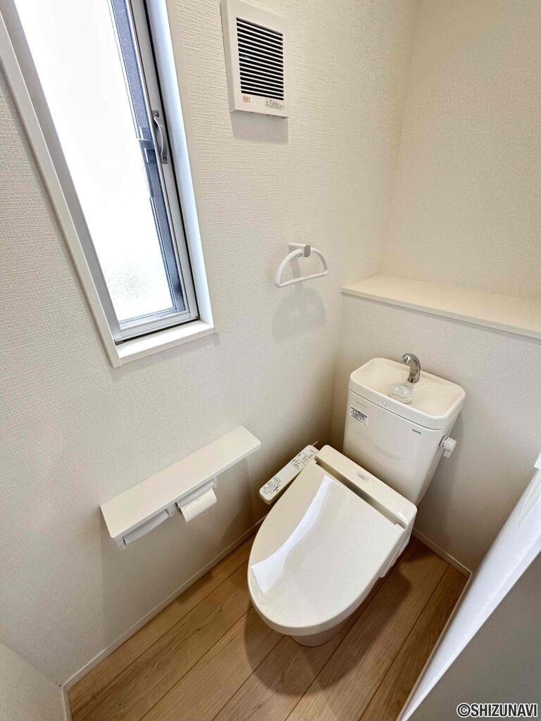 ２Fトイレも明るい室内空間。