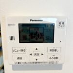 パントリー横の給湯リモコンです。キッチンにいながらお風呂も沸かせます。