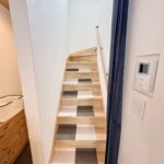 2階に上がる階段です。手すり付きで安全です。