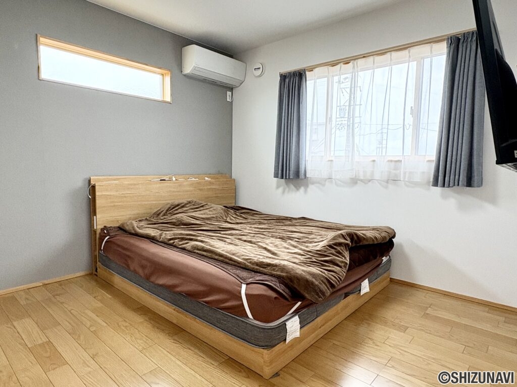 2階の寝室はグレーのアクセントクロスを採用しており、部屋全体に落ち着きをもたらします。