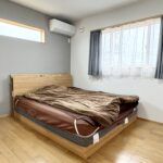 2階の寝室はグレーのアクセントクロスを採用しており、部屋全体に落ち着きをもたらします。