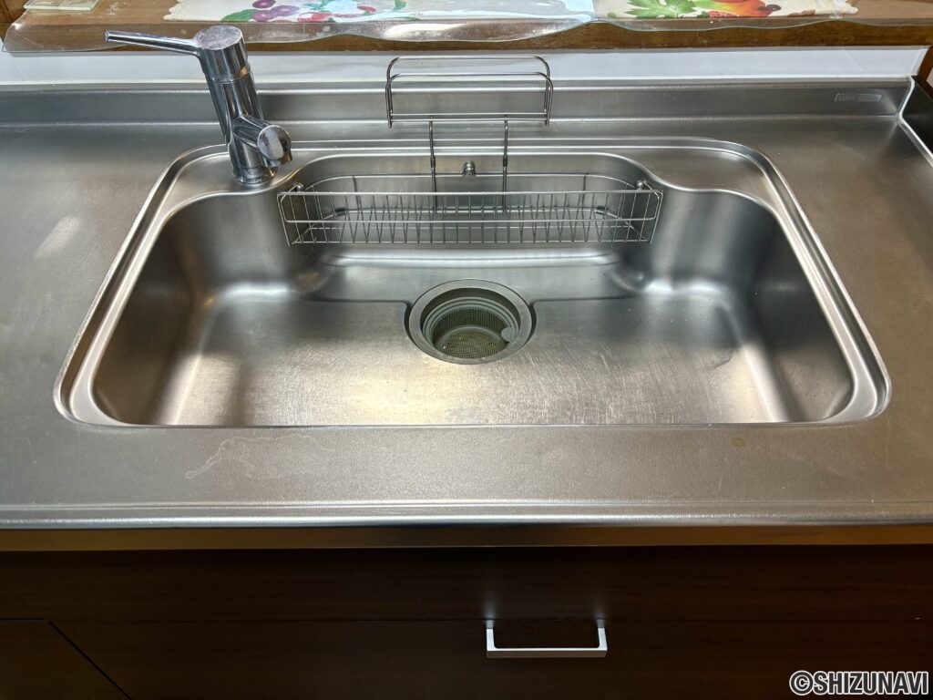 キッチンシンクは清潔に保たれています。
