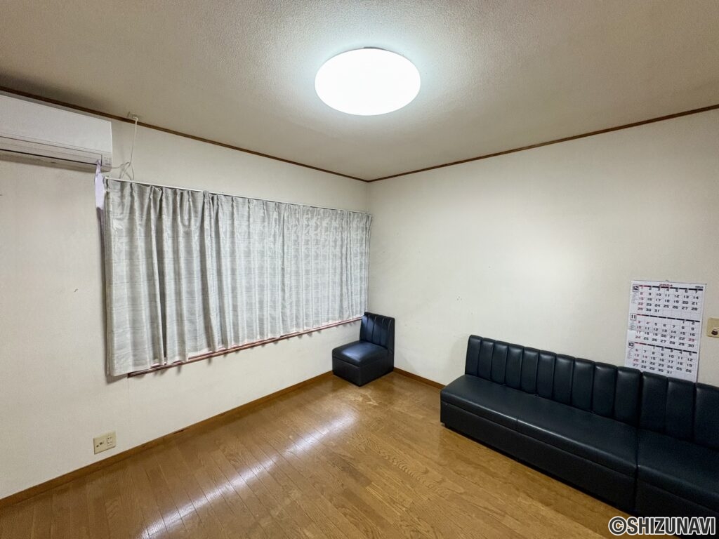 2階の真ん中の洋室です。