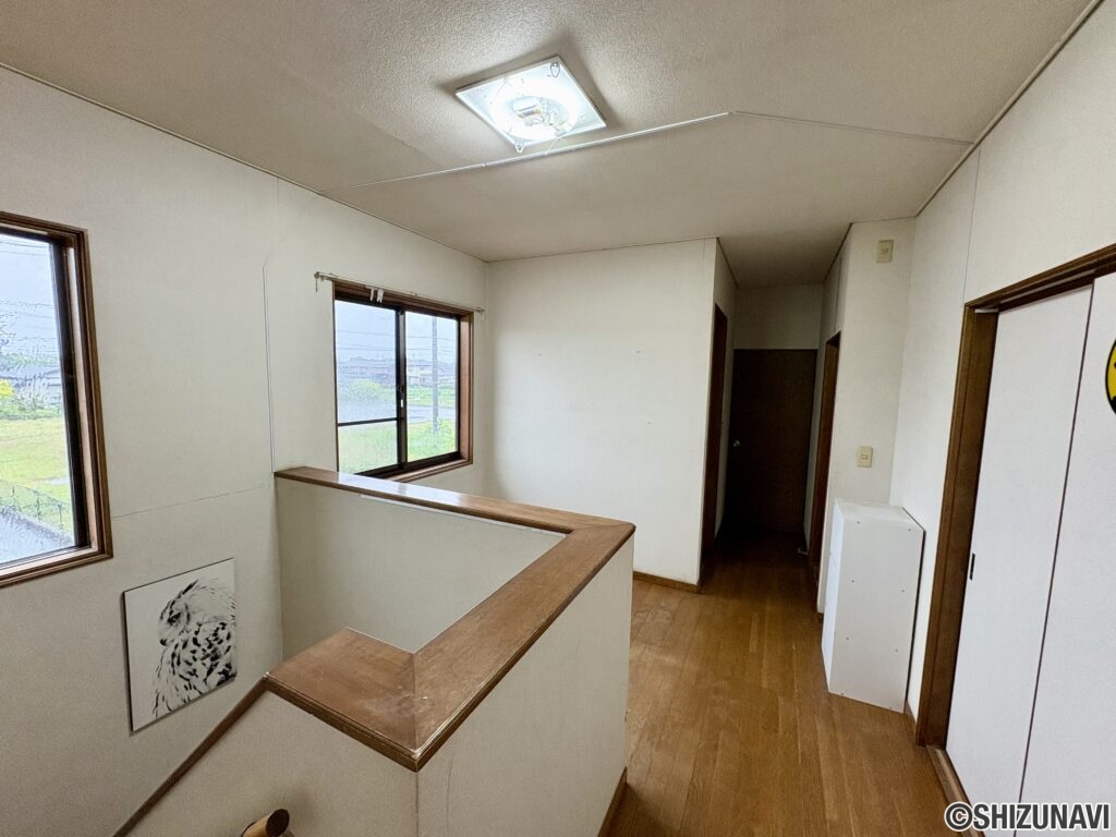 2階の廊下です。2階には4部屋+納戸がございます。