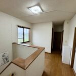 2階の廊下です。2階には4部屋+納戸がございます。