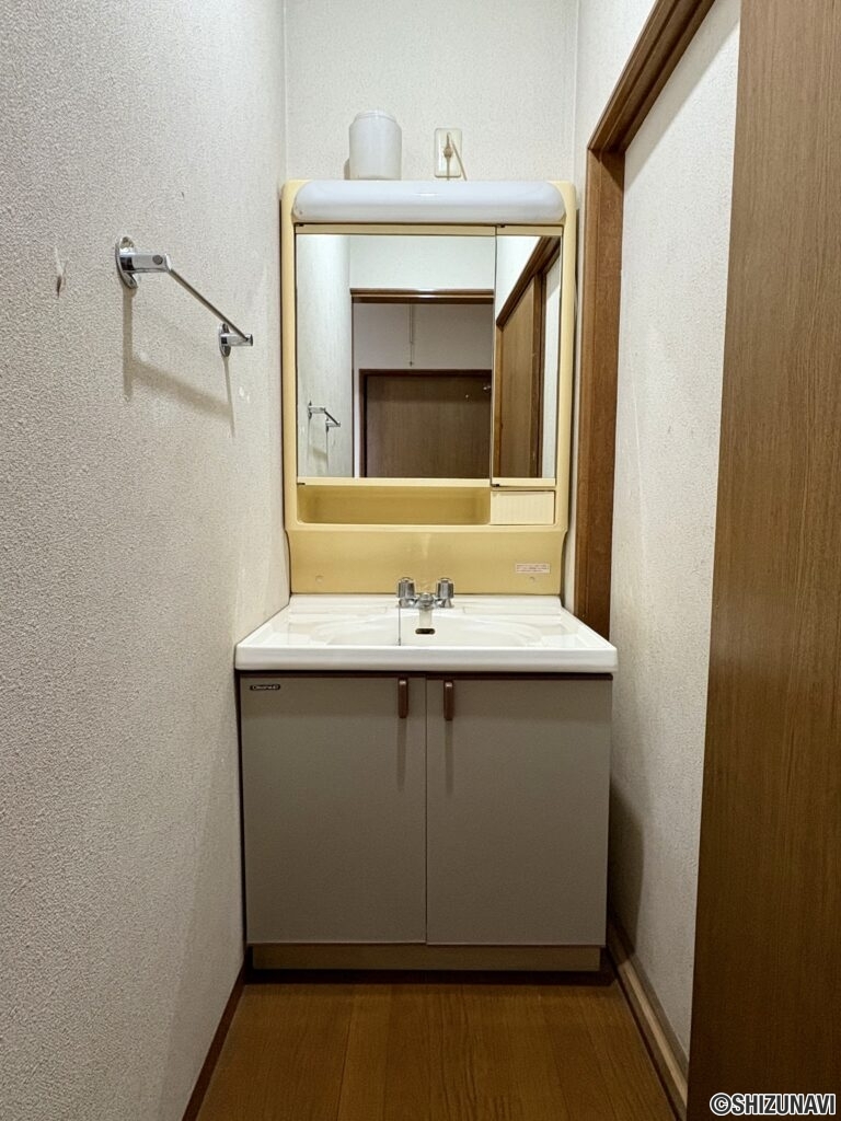 2階にも洗面所がございます。