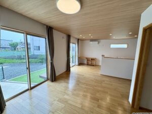 南側に設置されている2か所の窓から自然光を多く取り入れ、明るく暖かい生活を演出します。