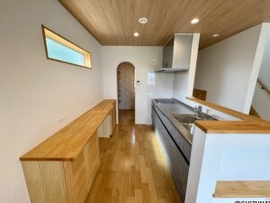 キッチンスペースは余裕のある作りで動線を十分に確保できています。毎日の料理が楽しくなります。
