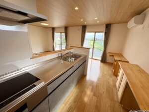 カウンターキッチンでリビングとシームレスにつながっています。