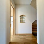 玄関を入ってすぐに、明るい雰囲気の室内が居住者を迎えます。
