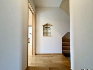 玄関を入ってすぐに、明るい雰囲気の室内が居住者を迎えます。