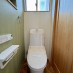 1階のトイレです。トイレットペーパーがすっぽりと入る収納がございます。
