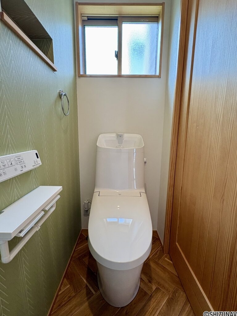 1階のトイレです。トイレットペーパーがすっぽりと入る収納がございます。
