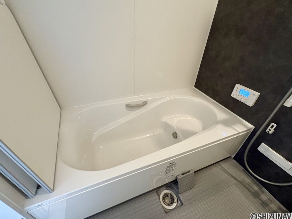 足を伸ばしてゆったり浸かれる浴槽です。